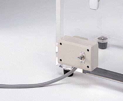 Vacuum moisture-proof box with plug
    