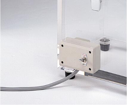 Vacuum moisture-proof box with plug
    